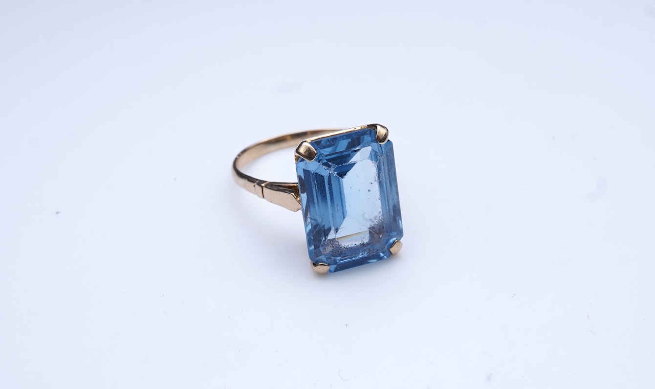 A synthetic blue spinel ring